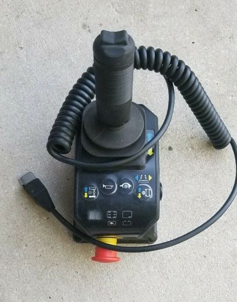 Khái niệm về tay trang điều khiển ở xe nâng người