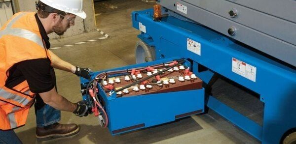 Hướng dẫn thay bình ắc quy xe nâng người đúng kỹ thuật