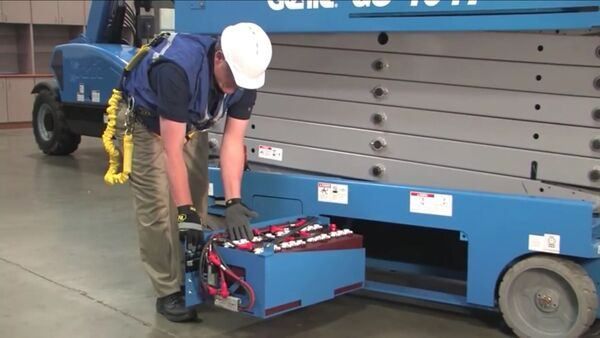 Khi bình ắc quy bị thiếu nước hoặc rò rỉ dung dịch, hiệu suất lưu điện sẽ giảm