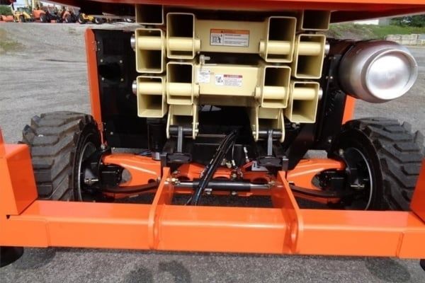 Kiểm tra toàn bộ hệ thống khung gầm và kết cấu bên ngoài xe nâng