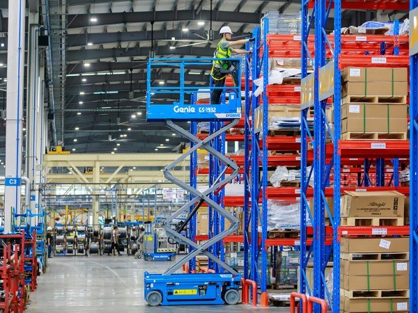 Xe nâng người cắt kéo điện phù hợp cho môi trường trong nhà