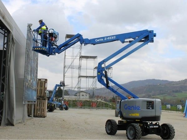 Nên thuê xe nâng theo ngày hay theo tháng?