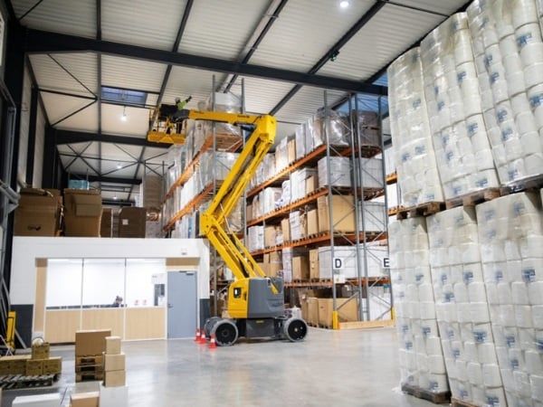 Thuê xe nâng người theo ngày phù hợp cho các dự án thời vụ