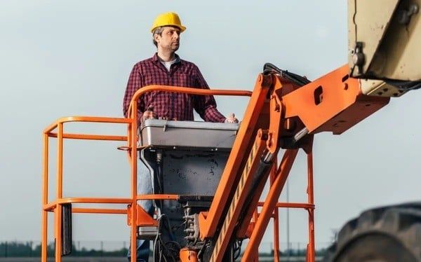 Quá tải trọng cho phép khiến xe nâng người bị rung lắc