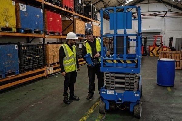 Liên hệ đến trung tâm bảo dưỡng uy tín để xử lý xe nâng người bị rung lắc