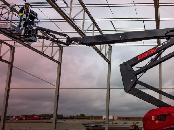 Xe nâng người cho sự kiện là giải pháp lắp đặt sân khấu hiệu quả