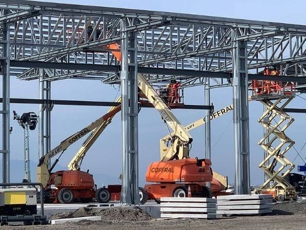 Xe nâng người hỗ trợ bảo trì và tháo dỡ thiết bị sau sự kiện