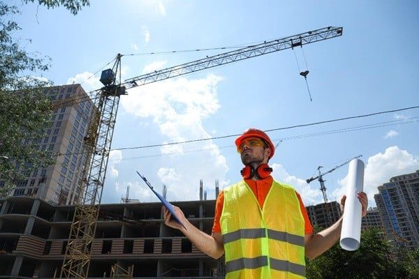 Sử dụng xe nâng người thi công kết cấu giúp đảm bảo an toàn tối đa cho kỹ sư
