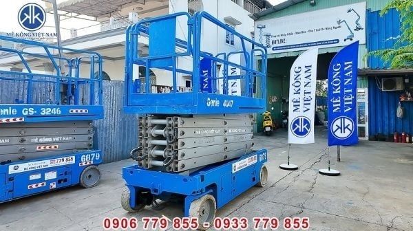 Xe nâng người cắt kéo với sàn thao tác rộng