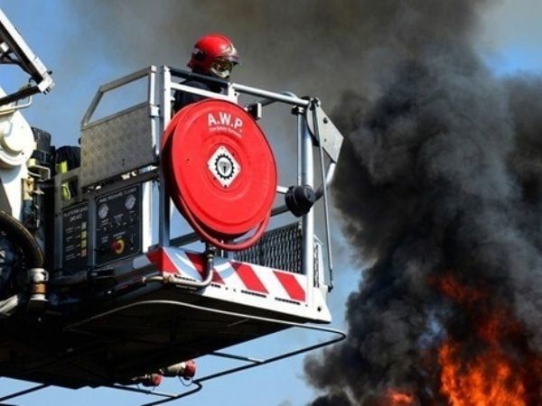 Lính cứu hỏa trên xe nâng người vận hành thiết bị chữa cháy trên cao