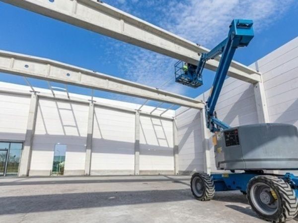 Quét bụi hệ thống trần và kèo thép nhà xưởng bằng xe nâng