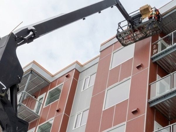 Lau kính mặt dựng tòa nhà bằng xe nâng khớp gập