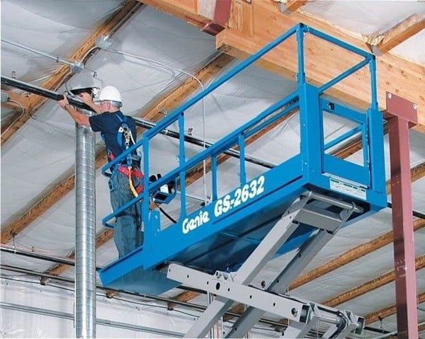 Xe nâng người hỗ trợ làm sạch hệ thống mạng lưới kèo thép nhà xưởng
