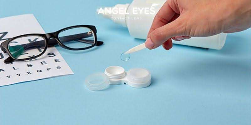 Dùng nước ngâm lens