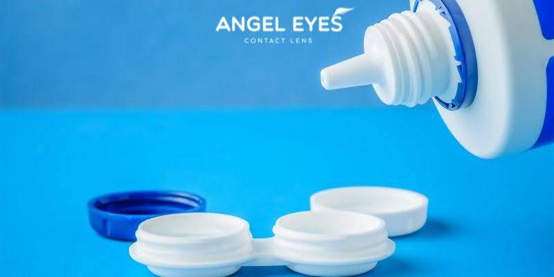 Có thể dùng nước nhỏ mắt để ngâm lens (tạm thời, trong trường hợp khẩn cấp)