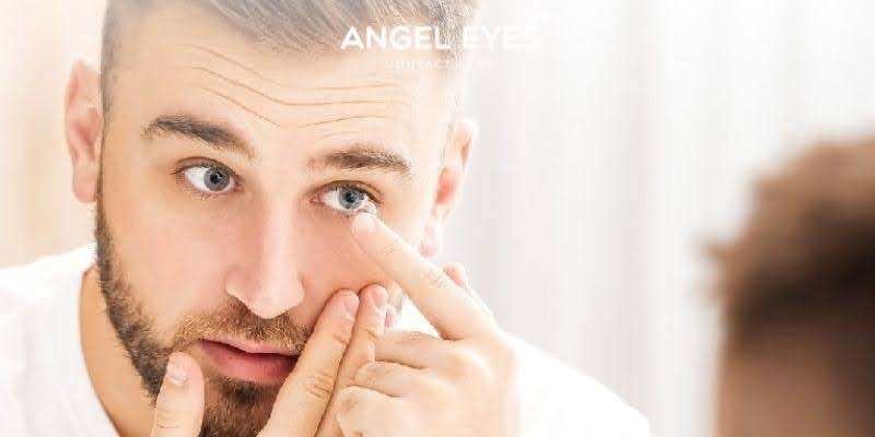 Lưu ý khi đeo kính áp tròng đá bóng