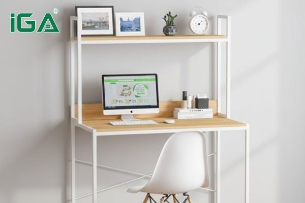 Bàn làm việc có kệ trang trí giúp tăng không gian chứa đồ