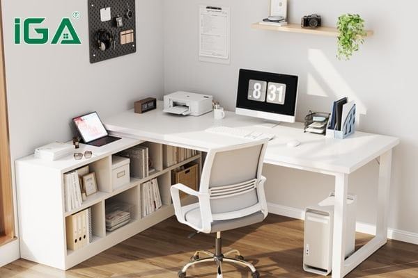 Bàn làm việc đặt ở góc tường giúp tối ưu diện tích