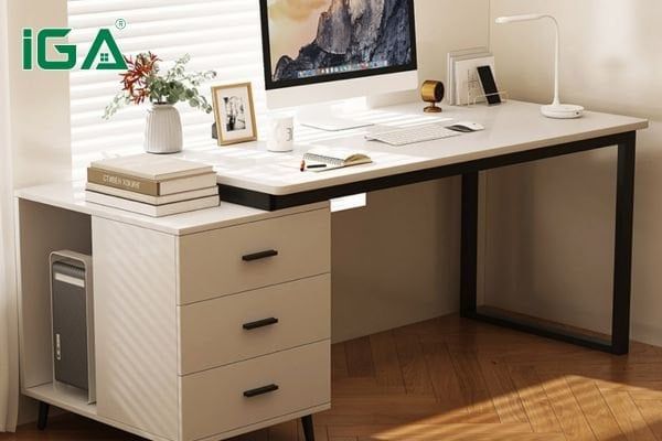 Bố trí bàn làm việc gần tủ giúp phòng ngủ gọn gàng