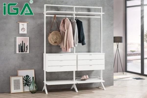 Giá treo quần áo giúp phòng ngủ trở nên gọn gàng, thông thoáng mà vẫn cực kỳ thẩm mỹ