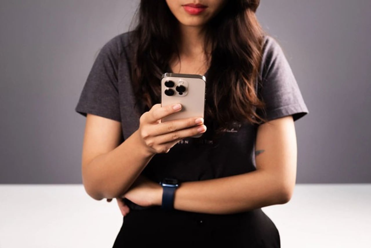Mục sở thị iPhone 14 Pro Max tầm này mà còn xét giá như thế thì mua smartphone SIÊU BỀN PIN KHỦNG mới là CHÂN ÁI! - mucsothi.com.vn