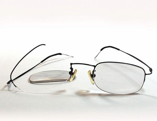 bản lề gọng kính