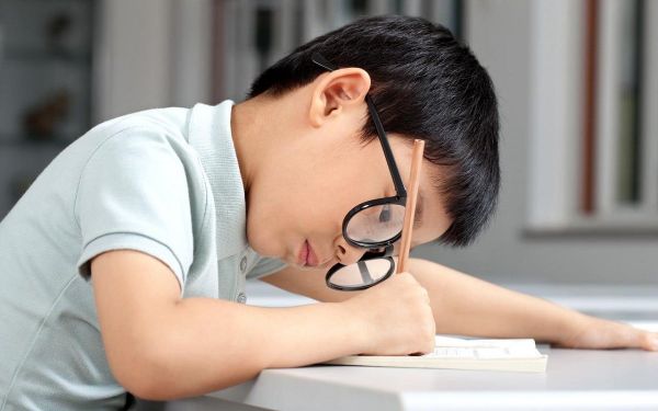 cận thị học đường