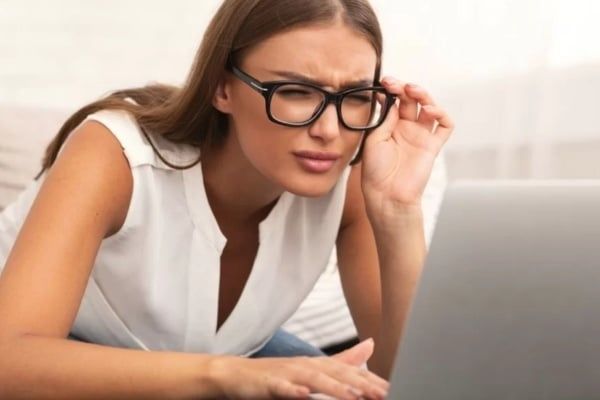 dấu hiệu của cận thị nhẹ