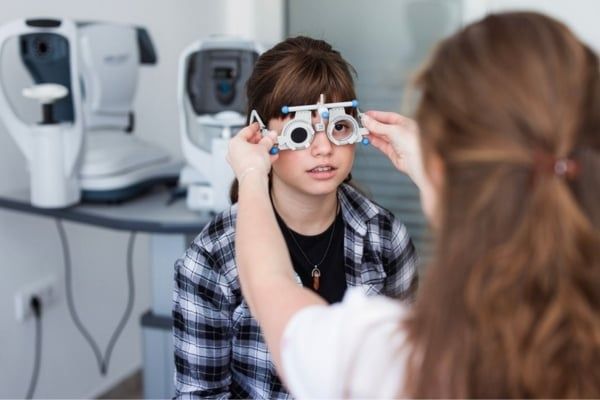 dấu hiệu của cận thị nhẹ