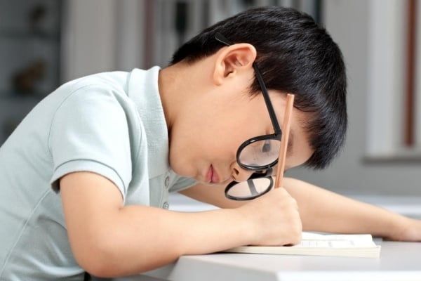 dấu hiệu của cận thị nhẹ