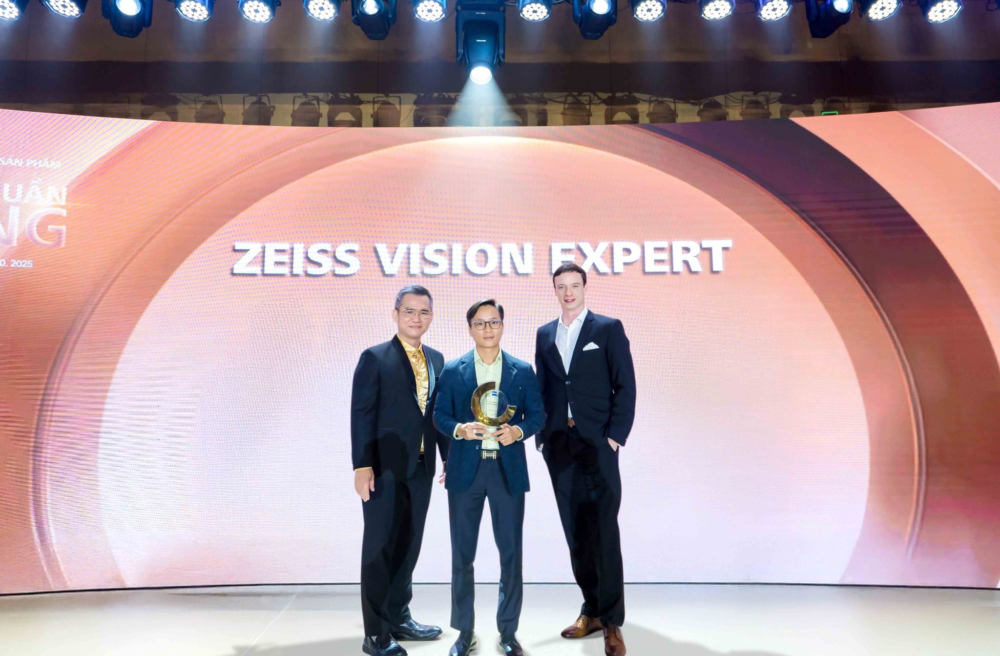 Mắt Kính Shady Cùng Zeiss Chinh Phục "Tiêu Chuẩn Vàng" Trong Chăm Sóc Thị Lực Cao Cấp