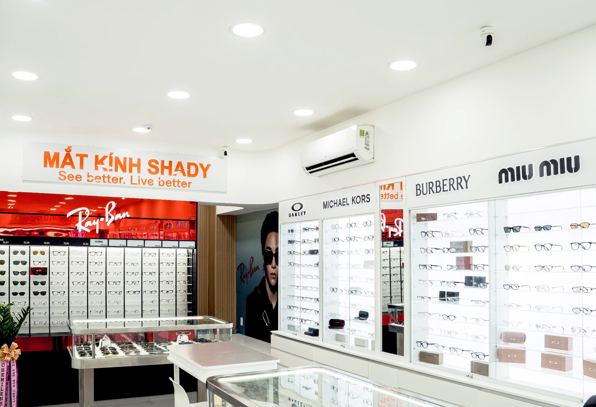 Mắt Kính Shady Tổ Chức Training Cùng EssilorLuxottica - Cập Nhật Công Nghệ Kính Oakley & MiuMiu Chính Hãng