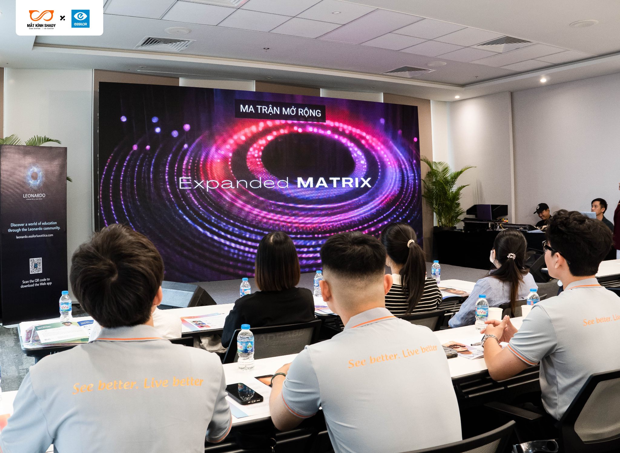 Mắt Kính Shady Hoàn Tất Đào Tạo Và Chứng Nhận Transitions Gen S Từ EssilorLuxottica