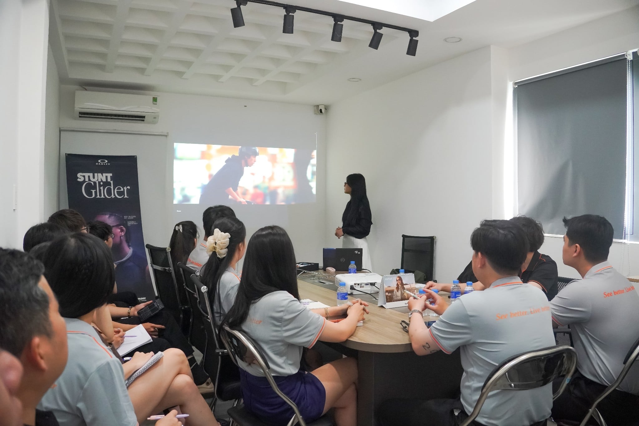 Mắt Kính Shady Tổ Chức Training Cùng EssilorLuxottica - Cập Nhật Công Nghệ Kính Oakley & MiuMiu Chính Hãng