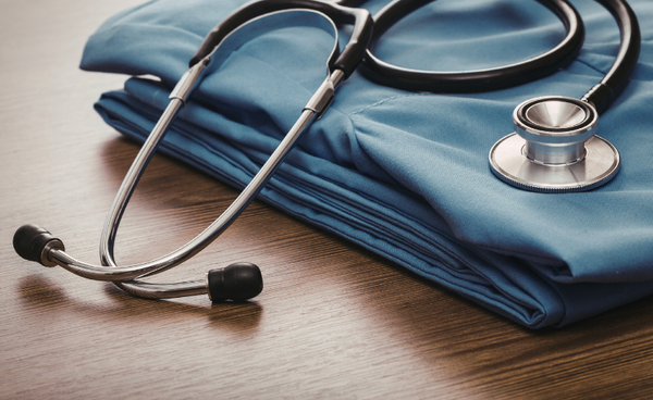 Hoa Tay - Vì Sao Nhiều Bệnh Viện Phải Thay Đồng Phục Khi Sử Dụng Chưa Được 1 Năm?