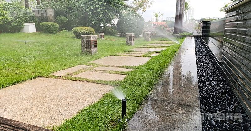 he-thong-tuoi-co-san-vuon-biet-thu-dang-hoat-dong