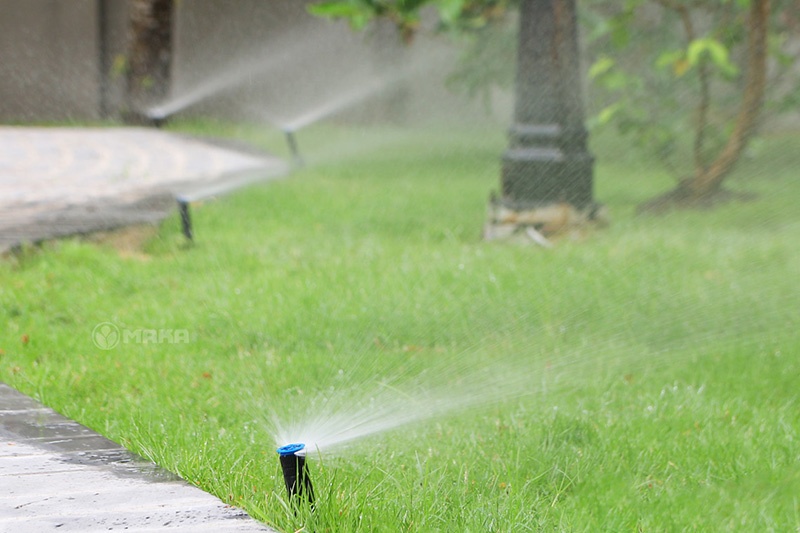 ve-dep-khi-san-vuon-biet-thu-duoc-lap-tuoi-co-tu-dong