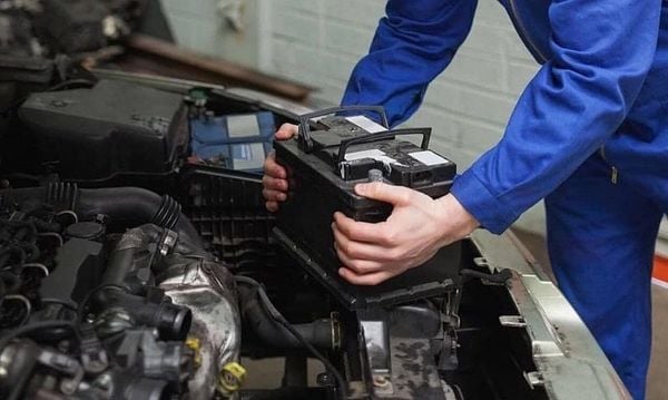 Thay ắc quy có thể ảnh hưởng đến hệ thống điện nếu không được thay đúng cách