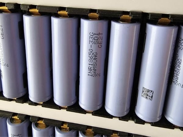 Ưu nhược điểm của xe máy điện sử dụng pin