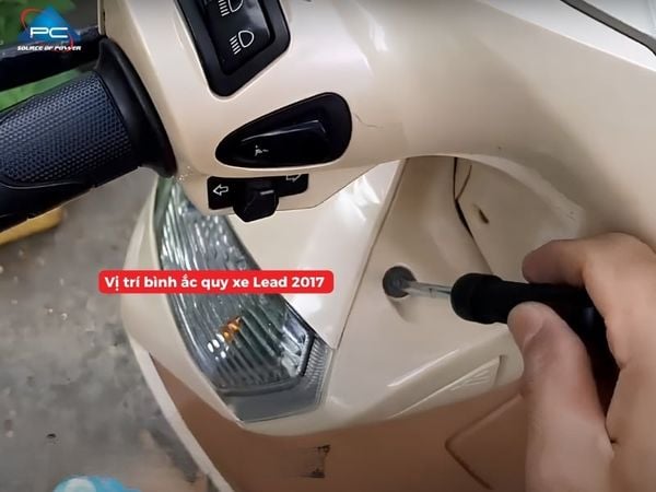 vị trí bình ắc quy xe Lead 2017