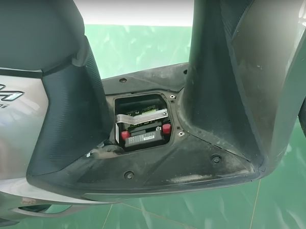 Bình ắc quy xe sh mode nằm ở đâu?