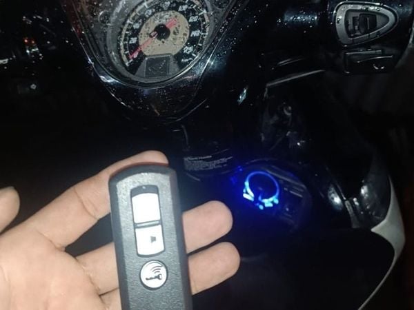 Bình ắc quy xe máy sh mode nằm ở đâu trong xe?