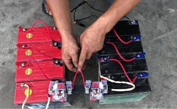 Cách tháo bộ ắc quy ra khỏi xe