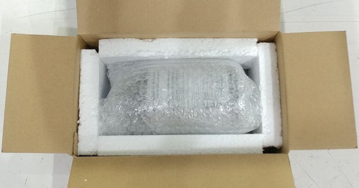 Bước 2: Bọc lót sản phẩm và chèn lấp khoảng trống