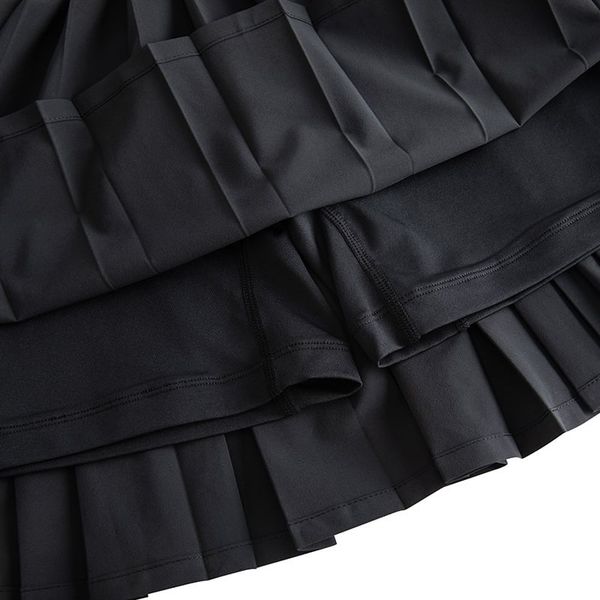 Váy thể thao có quần bảo hộ giúp tự tin khi vận động