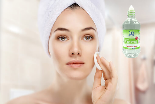 rửa mặt bằng nước muối sinh lý