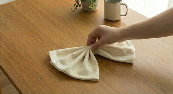 cách gấp khăn ăn hình con bướm