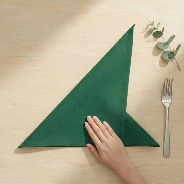 gấp khăn ăn hình kim tự tháp