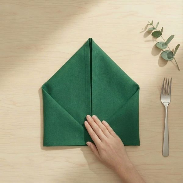 gấp khăn ăn hình kim tự tháp