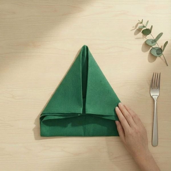 gấp khăn ăn hình kim tự tháp